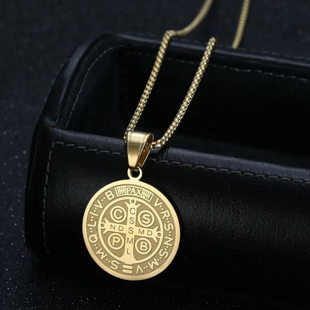 Collar San Benito Baño de oro 18k + Caja de regalo