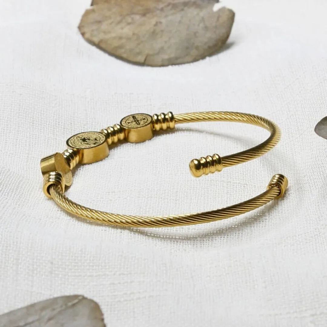 Brazalete San benito baño de oro 18k