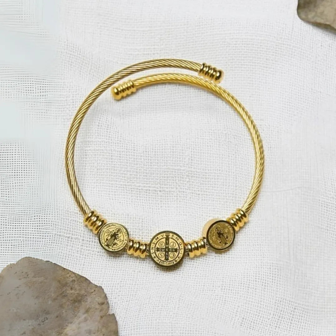 Brazalete San benito baño de oro 18k