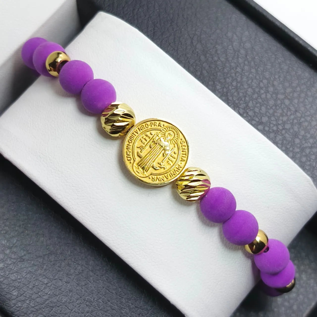 Manilla Protectora San Benito Baño de oro 18k