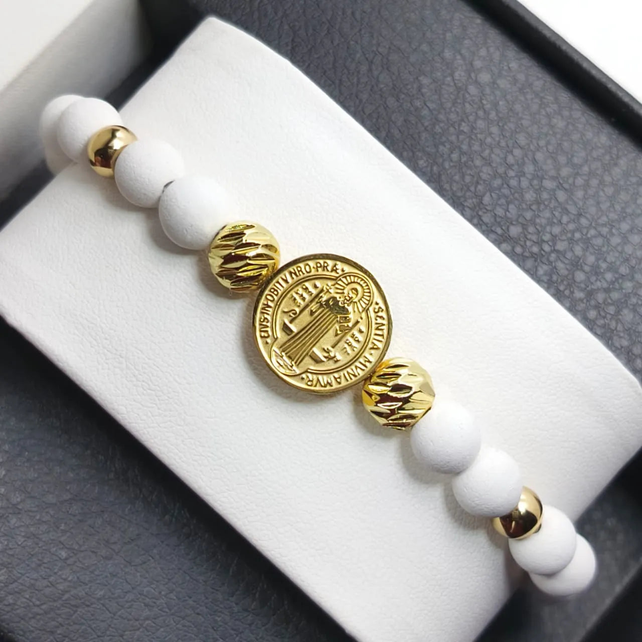 Manilla Protectora San Benito Baño de oro 18k