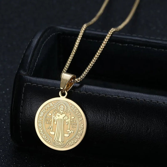 Collar Protector San Benito baño de oro 18k+ Caja de regalo